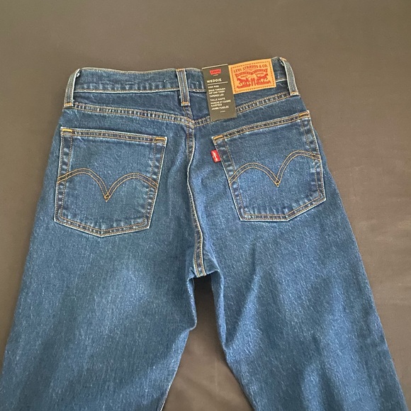 Levi’s Wedgie Jeans - Picture 3 of 8